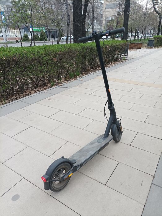 Электросамокат Xiaomi Mi Electric Scooter Essential еще на гарантии