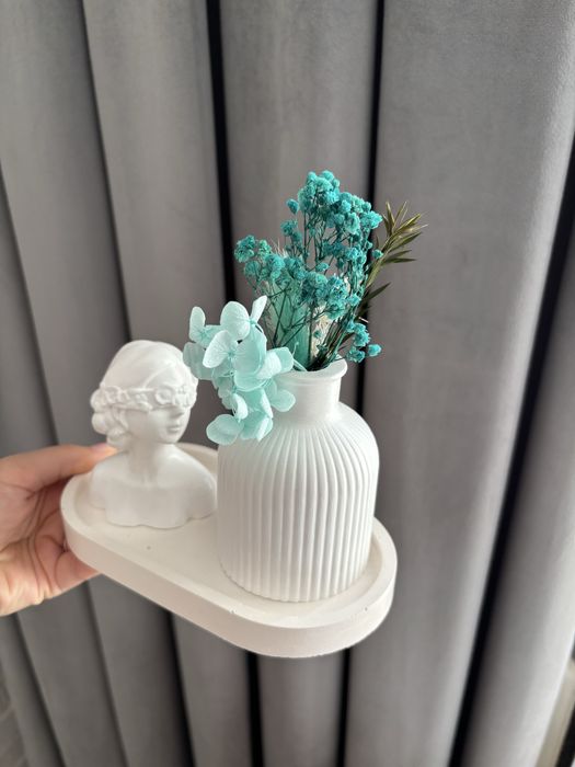 Ваза,статуэтки,поднос.