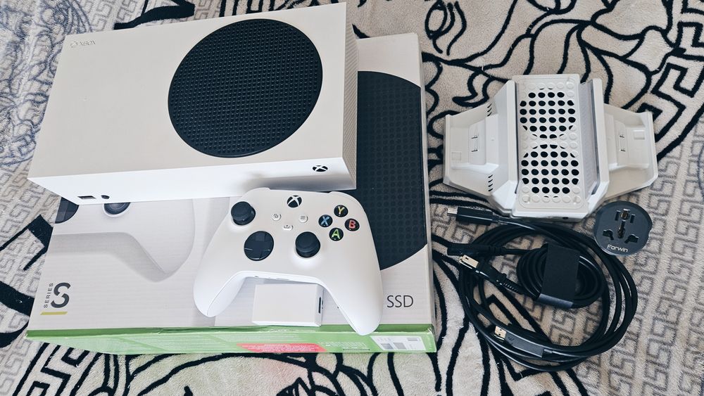 Продам Xbox series S (комплект)