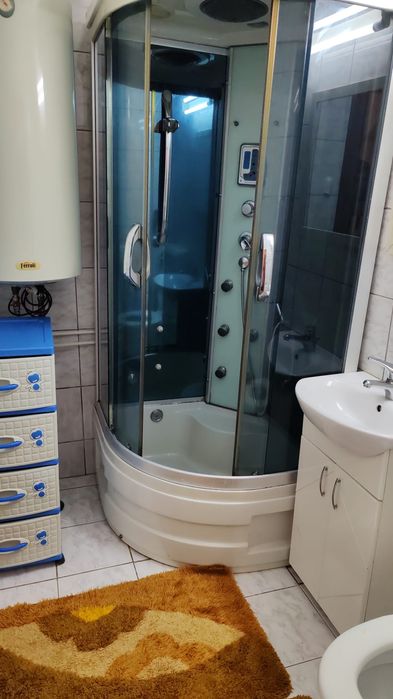 Închiriez garsoniera confort 1