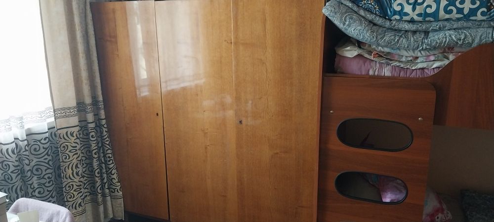 Кровать двухъярусная и шифоньер