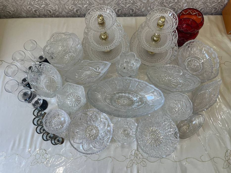 Xrustal sotiladi oldingi zamonni idishlarii