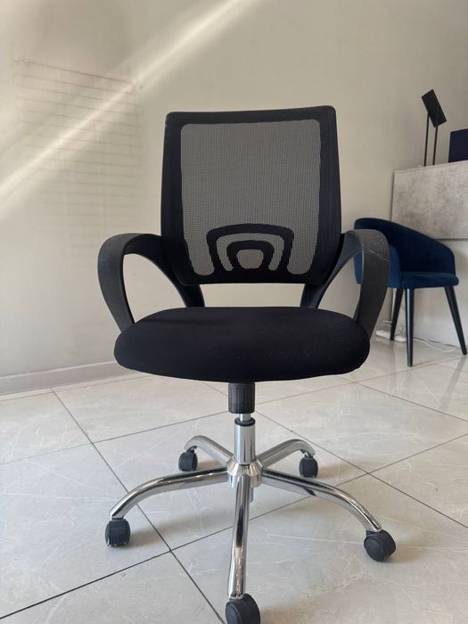 Продаётся офисное кресло на колёсах