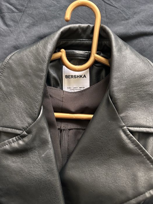 Тренч из экокожи Bershka