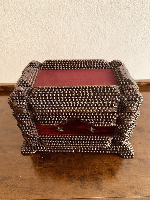 Уникална антикварна Tramp Art кутия / около 1900 г. / ръчна изработка