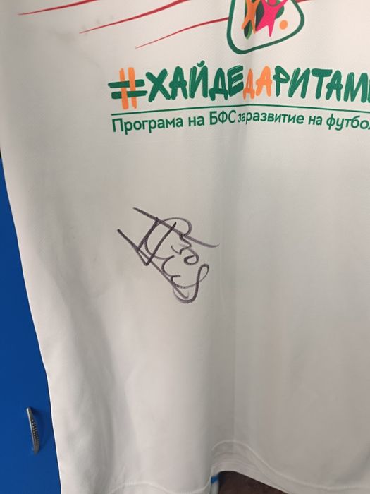 Тениска с автографи от играчи на ЦСКА София