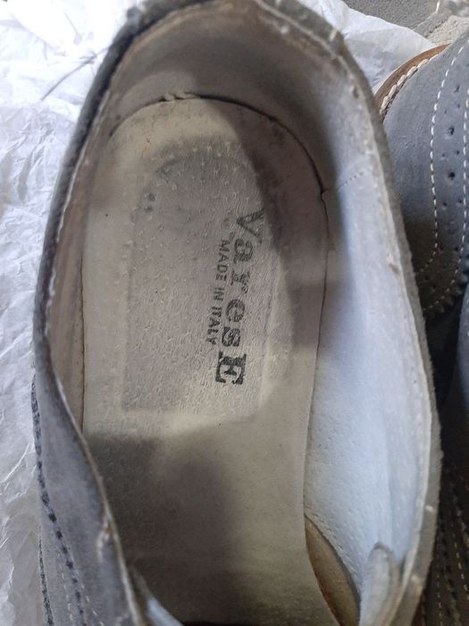 Продаются туфли со шнурком фирмы Varese