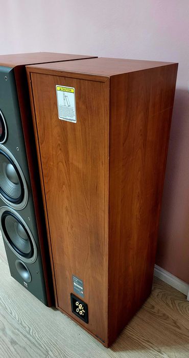 Boxe 250 W standfloor arta de la JBL E100