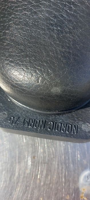 Продам лыжные ботинки новые