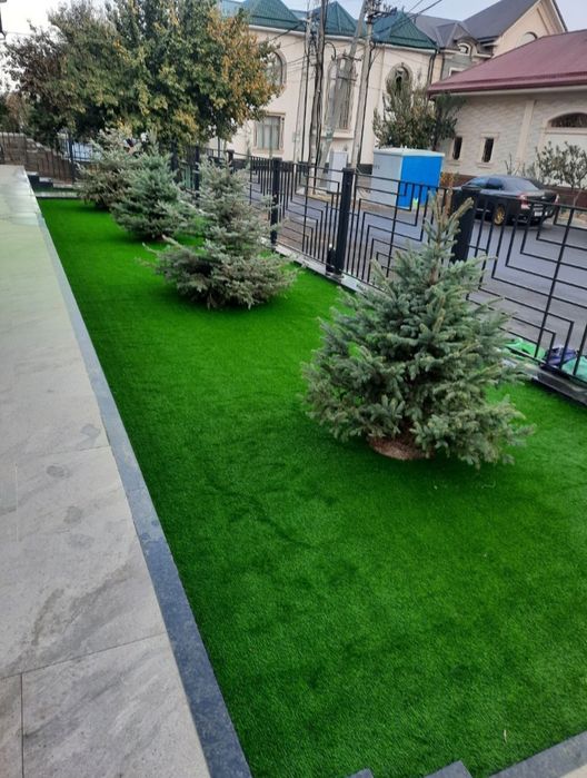 Suniy gazon VA zabor