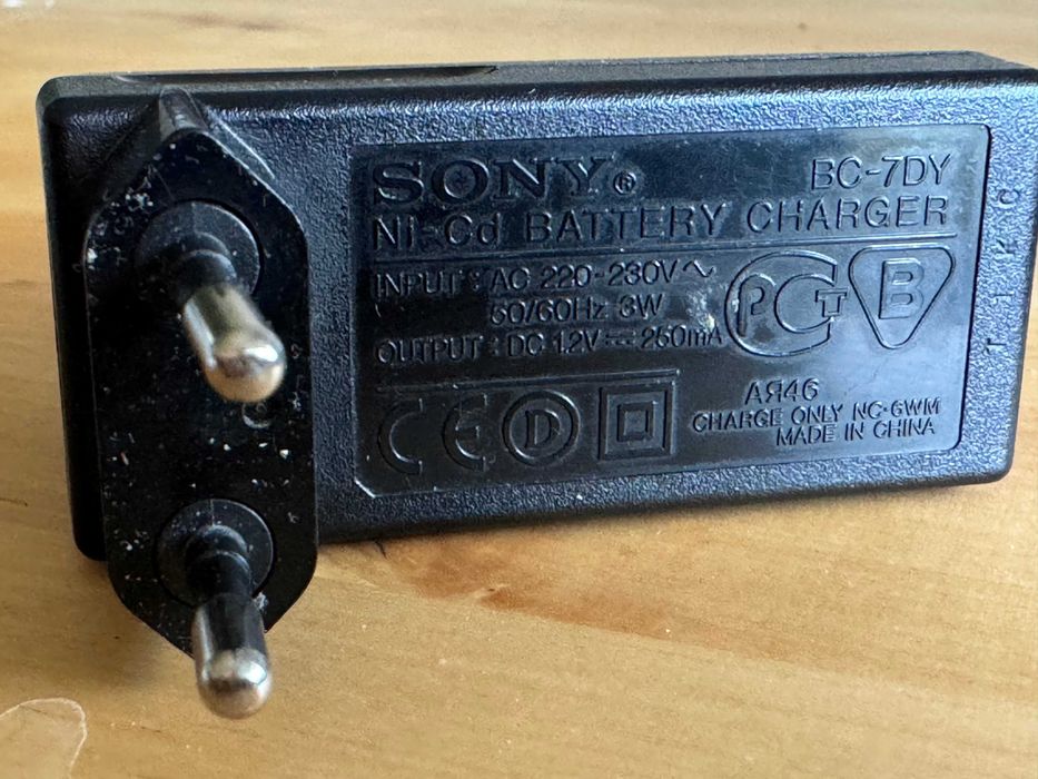 Sony зарядно  за  Ni-Cd батерии BC-7DY