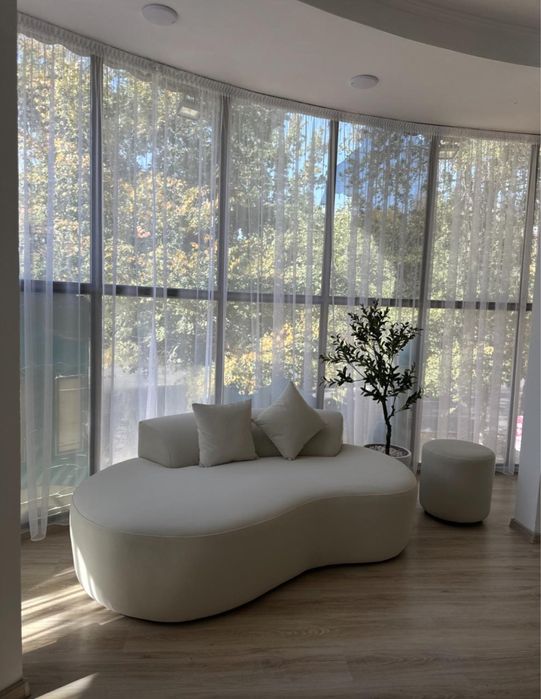 Белый диван с пуфом