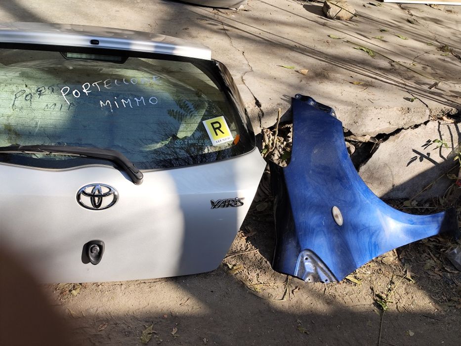 Заден капак и десен калник за toyota yaris от 2005 до 2009