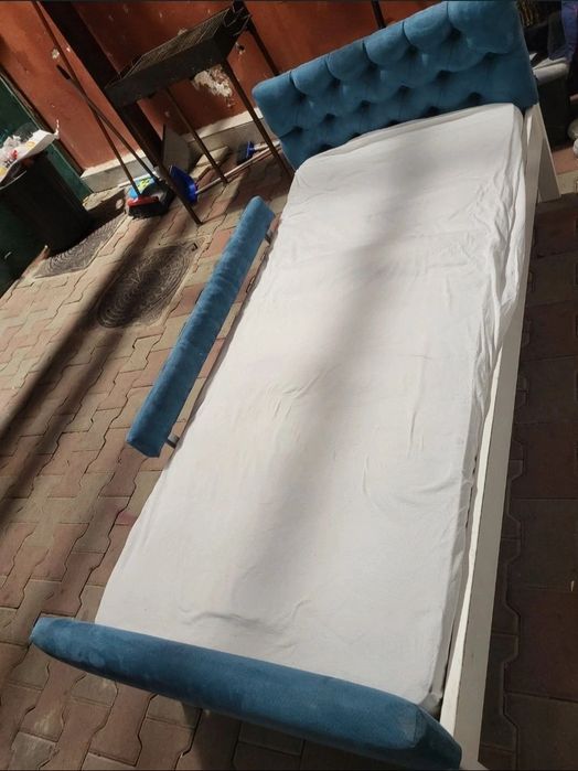 Pat tapitat blue din catifea de 1 persoana