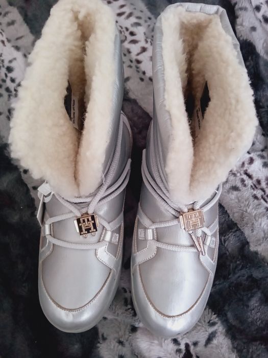 Tommy Hilfiger N37-38  апрески