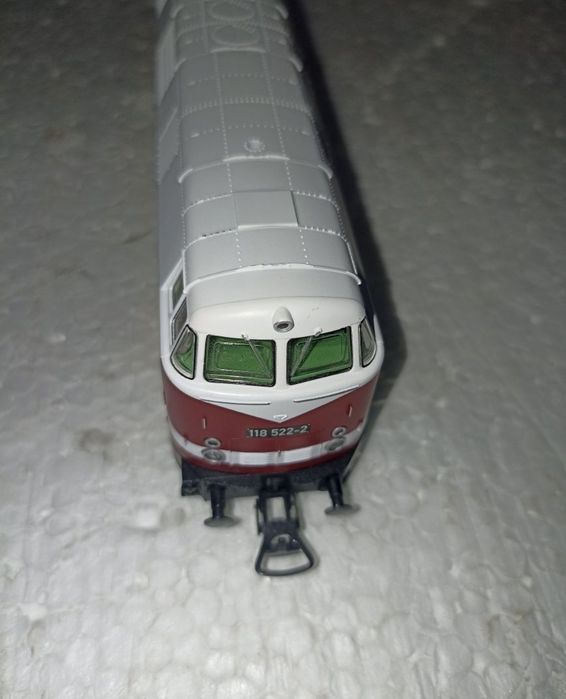 Piko BR118 locomotiva digitală cu sunete 
Lumini frontale albe
Tracțiu