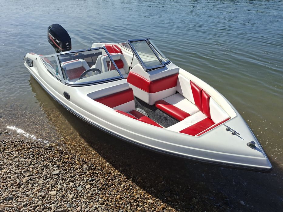 Barca Chaparral Bowrider cu motor Mercury 60 cp  4 timpi EFI