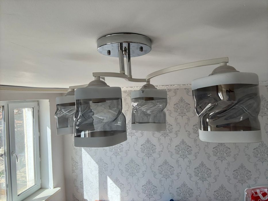 Продам люстру в отл. Состояний