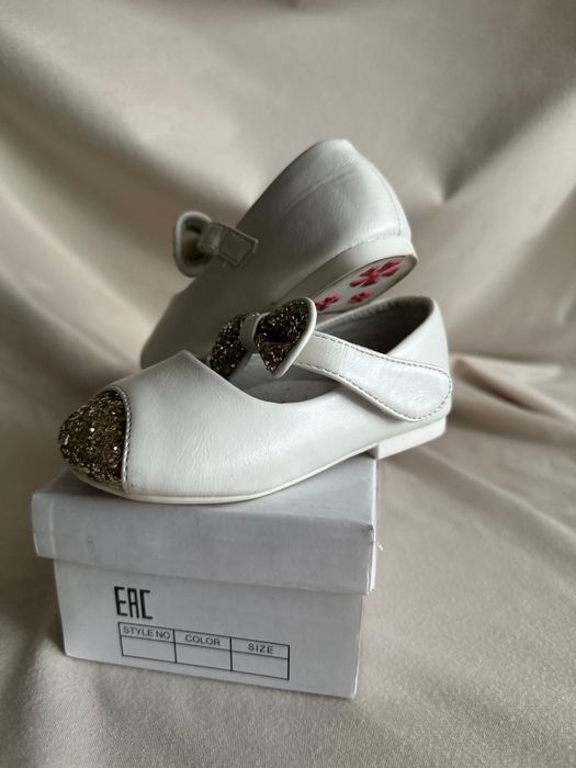 Продам новогодние туфли для девочек