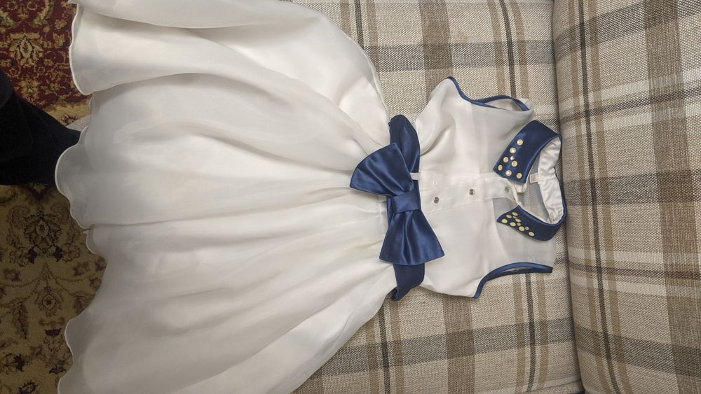 Продам красивые стильные платья на девочку 4/7 лет