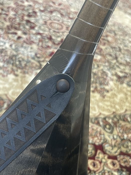 Кәсіби домбыра  срочно продам