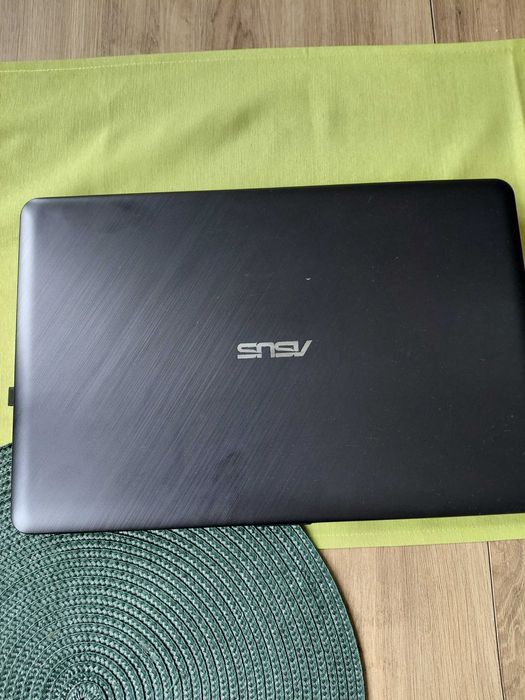 Лаптоп Asus, модел и подробности в снимките