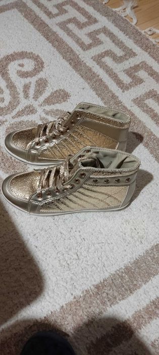 Нови дамски спортни елегантни обувки в златисто