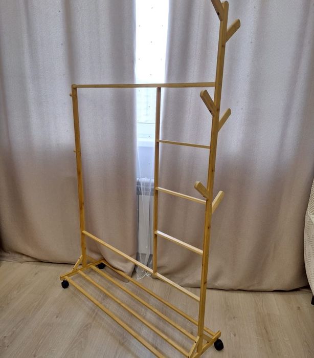 Вешалка напольная на колёсиках