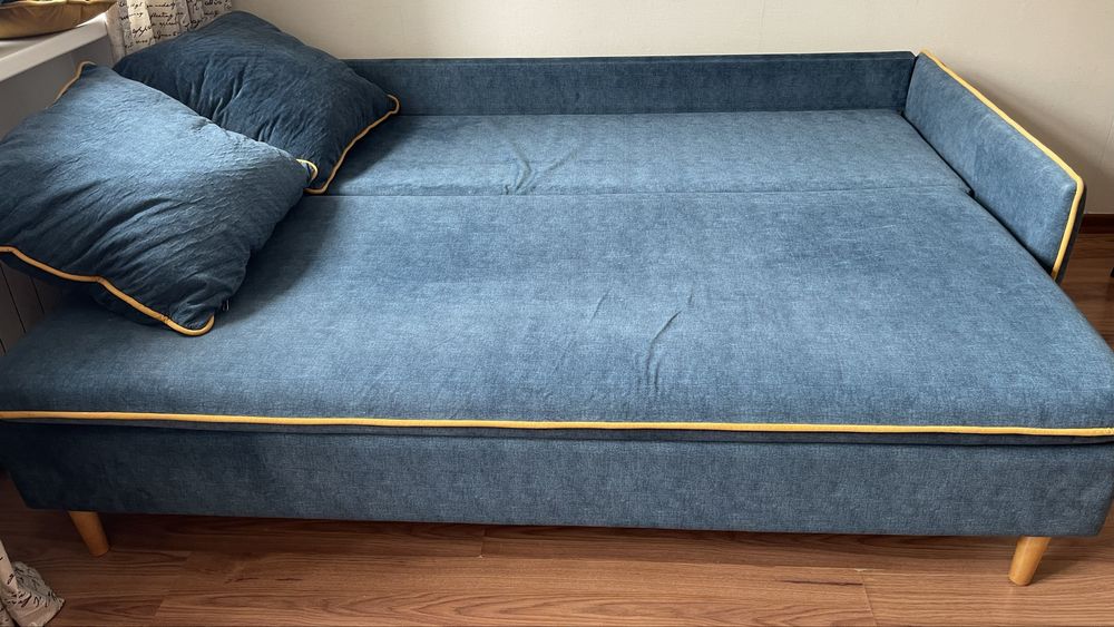 Раскладывающийся диван .Есть ниша для белья