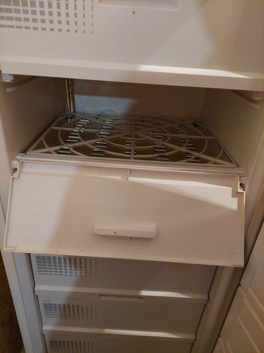 Фризер  с 6  чекмеджета,като нов