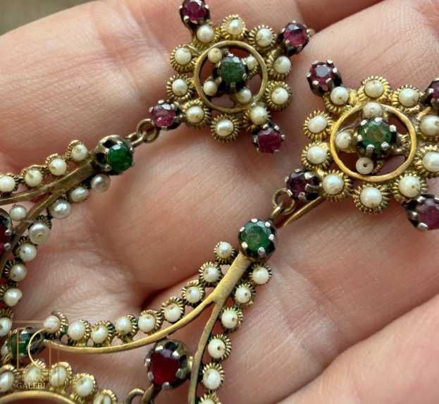 Pereche de cercei din aur și argint, cu smaralde, rubine și perle seed