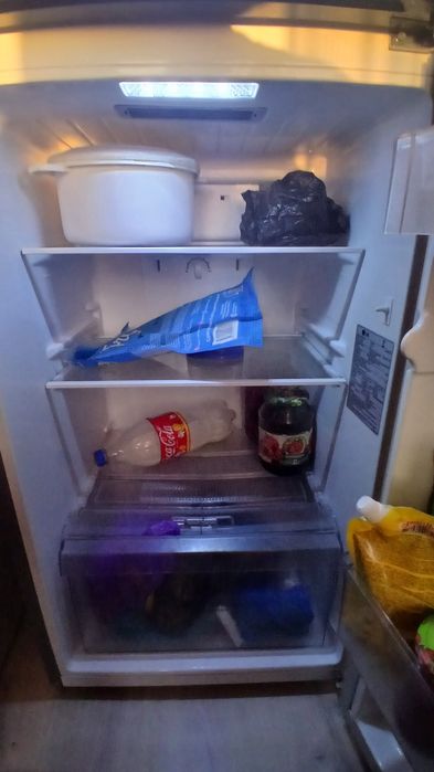 Muzlatgich  sotiladi