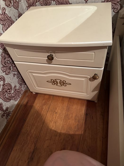 Продам кровать с двумя тумбами.