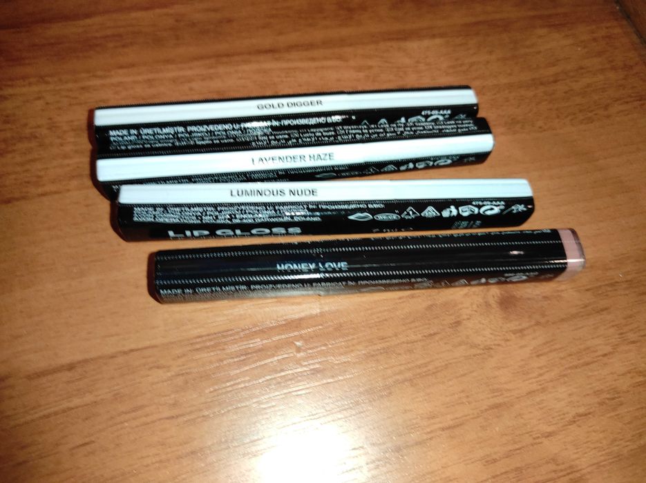 Подхранващ гланц за устни с блясък