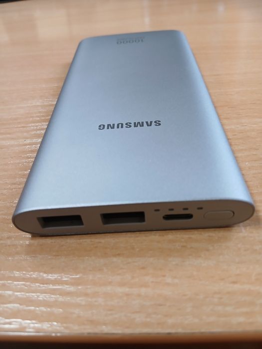 пауэрбанк Samsung 10000 mAh.