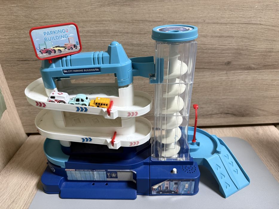 Детски паркинг с асансьор на батерии