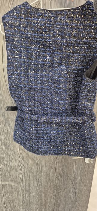 Стилен елек с деликатни лъскави честички