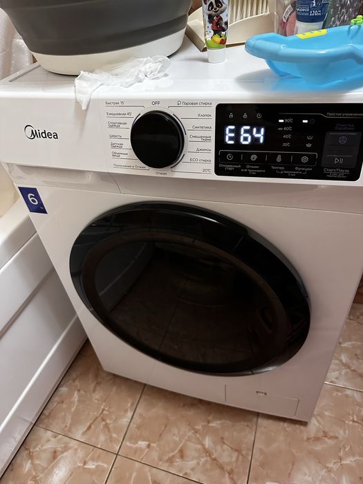 Продам стиралку на запчасти Midea
