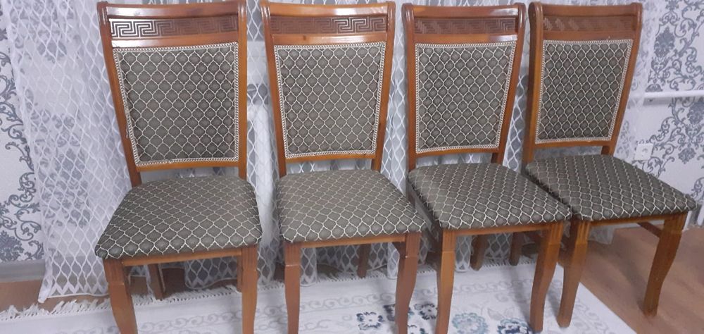 Деревянные стулья