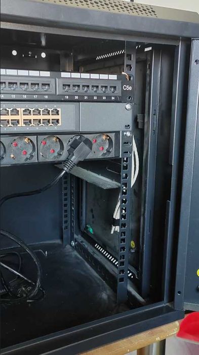 Rack IT 19” Data Link – gol / cu echipamente (opțional)