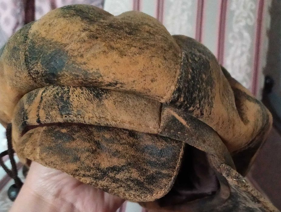 Женские две кожаные  и ангоровая зимние кепки