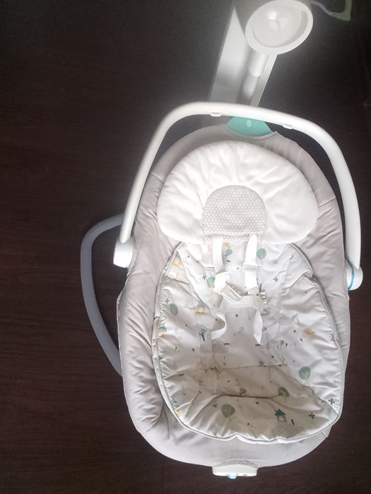 Vând balansoar electric cu muzica prin bluetooth are 6 trepte de legănat în stare bună