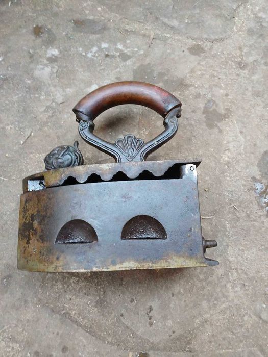 Стара ютия на жар