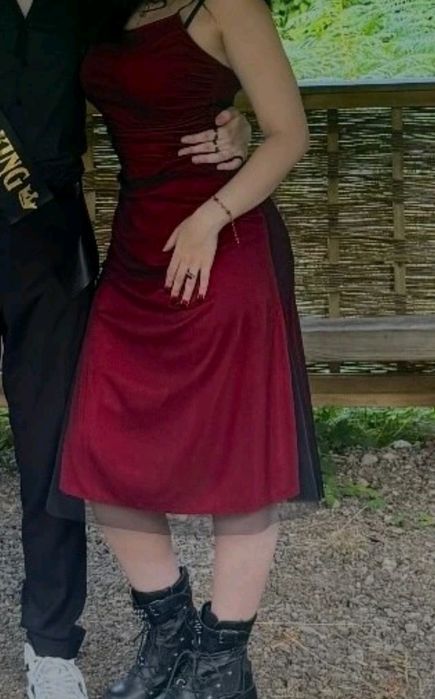 Червена рокля по тялото