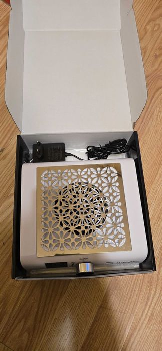 Aspirator praf manichiura