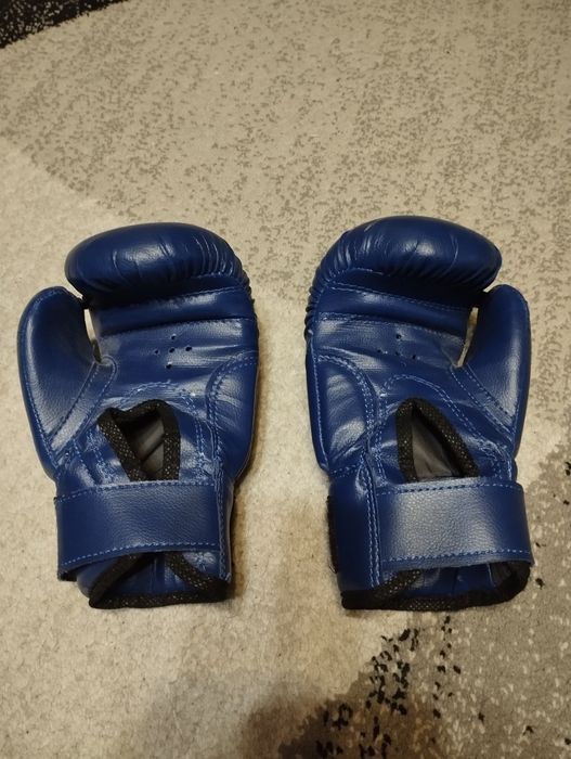 детские боксёрские перчатки.