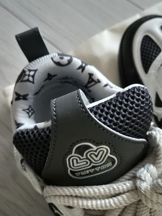 Lv skate Louis vuitton black and white-MESAJ IN PRIVAT model foarte popular URGENT . PRET NEGOCIABIL