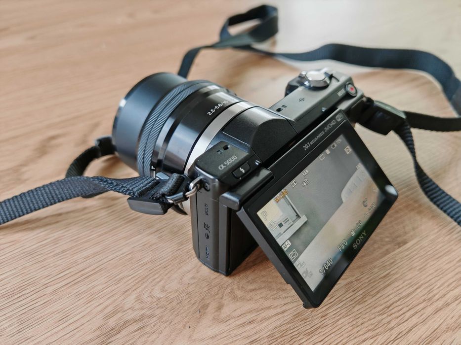 Aparat foto Mirrorless Sony Alpha A5000