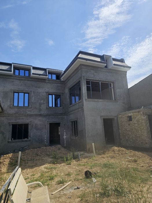 6 sotik 20*30 14 xona 2 etaj mansarda xam bor