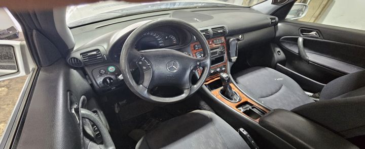 Aripa fata stanga Mercedes-Benz C-Class W203/S203/CL203